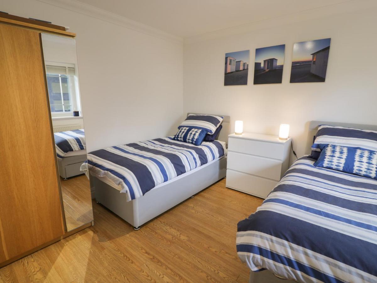 Apartment 6 *